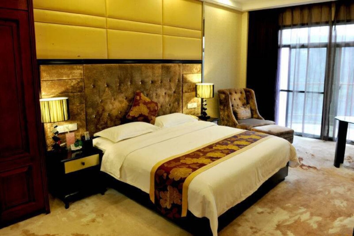 Deluxe Suite with Queen Bed | In-room safe, desk, blackout drapes, free WiFi