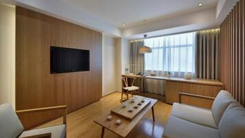 Suite | Desk, blackout drapes, free WiFi