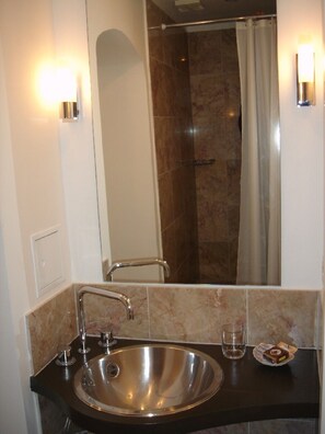 Shower, hair dryer, towels - Intimate and elegant atmosphere in the heart of Vienna (Wien)