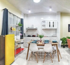 2 Bedrooms Classic House | Cuisine privée | Réfrigérateur grande capacité avec congélateur, four à micro-ondes