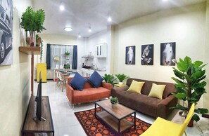 2 Bedrooms Classic House | Aire de séjour | Téléviseur à écran plat