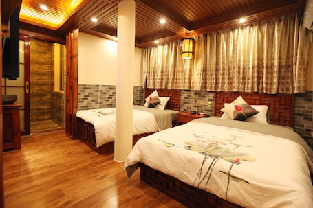 Escritorio, cortinas blackout, wifi gratis y ropa de cama