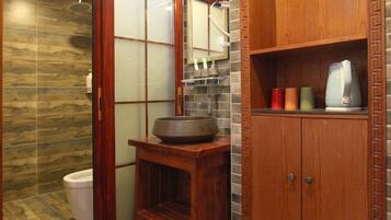 忆静家庭房 | 浴室 | 淋浴设施、免费洗浴用品、吹风机、拖鞋