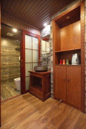 Ducha, artículos de tocador gratuitos, secador de pelo, pantuflas