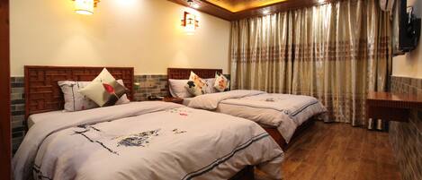 Family Room | Desk, blackout curtains, free WiFi, bed sheets