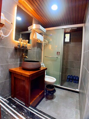 Dusj, toalettartikler (inkludert), hårføner og tøfler