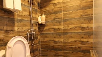 Douche, articles de toilette gratuits, sĂšche-cheveux, chaussons