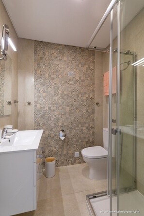 Douche, sèche-cheveux, serviettes fournies, savon