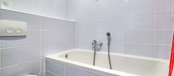 City apartment with air conditioning and Internet