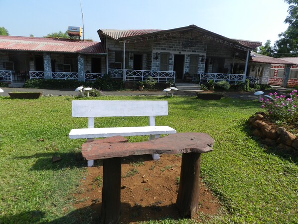 Front of property - Hotel Sawai Mansing Hill Resort (Shahuwadi)