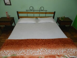 Phòng đôi cơ bản, 1 giường đôi, hút thuốc, tầng trệt | Bàn, truy cập Internet không dây miễn phí 