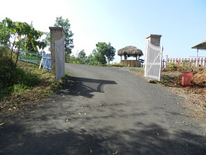 Property entrance - Hotel Sawai Mansing Hill Resort (Shahuwadi)
