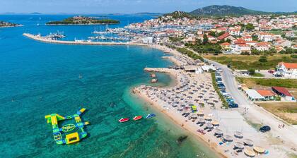 Haustierfreundliches Haus in Tribunj mit Außenpool