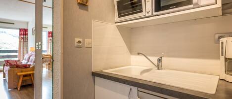 Fridge, microwave, dishwasher, coffee/tea maker