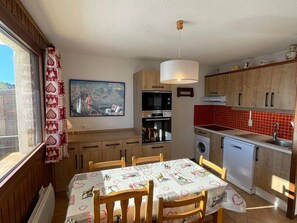 Dining - Bright cabin studio in Les Saisies, ski-in/ski-out, balcony, 5 sleeps (Hauteluce)