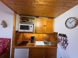 Coffee/tea maker, fridge, microwave, toaster - Les Saisies - South-facing studio cabin for 4, pets allowed (Les Saisies)