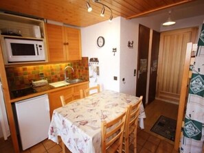 Fridge, microwave, coffee/tea maker, toaster