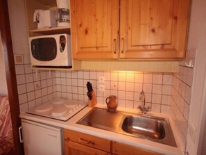 Réfrigérateur, micro-ondes, plaque de cuisson, lave-vaisselle