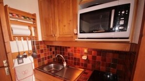 Cafetera/tetera, refrigerador, microondas, tostadora