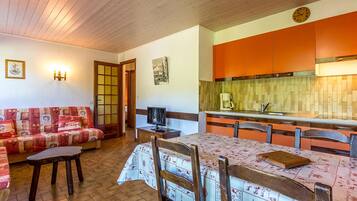 Køleskab, mikrobølgeovn, kaffe-/temaskine, brødrister