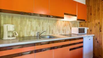 Køleskab, mikrobølgeovn, kaffe-/temaskine, brødrister