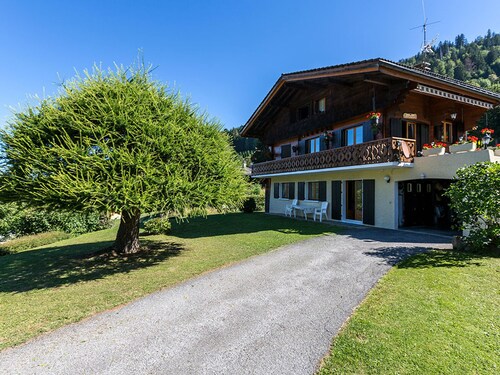 Cozy Ground Floor Chalet with Terrace - 2 Bedrooms, Close to Ski Pistes