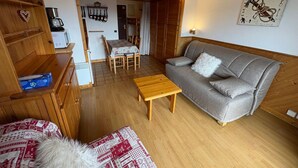 TV - Sunny studio cabin with piste view, sleeps 4 (Les Saisies)