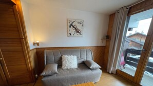 TV - Sunny studio cabin with piste view, sleeps 4 (Les Saisies)