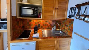 Coffee/tea maker, fridge, microwave, oven - Sunny studio cabin with piste view, sleeps 4 (Les Saisies)