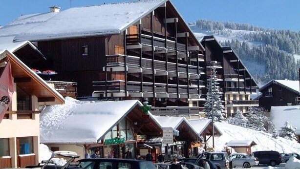 Exterior - Sunny studio cabin with piste view, sleeps 4 (Les Saisies)