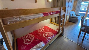 Room - Sunny studio cabin with piste view, sleeps 4 (Les Saisies)