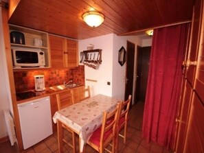Fridge, microwave, oven, coffee/tea maker