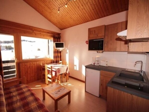 Fridge, microwave, dishwasher, coffee/tea maker