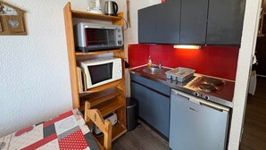 A compact kitchen with a microwave, toaster, and sink. - Cozy cabin studio for 4 at Les Saisies, pets allowed (Les Saisies)