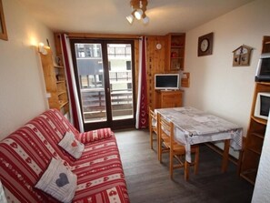 TV - Cozy cabin studio for 4 at Les Saisies, pets allowed (Les Saisies)
