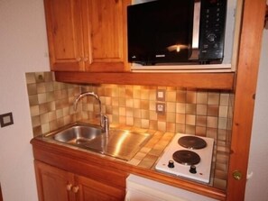 Réfrigérateur, micro-ondes, plaque de cuisson, cafetière/bouilloire