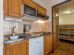 Réfrigérateur, micro-ondes, cafetière/bouilloire, grille-pain