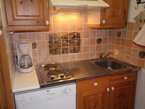 Køleskab, ovn, opvaskemaskine, kaffe-/temaskine