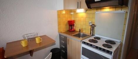 Fridge, microwave, dishwasher, coffee/tea maker