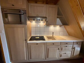 Réfrigérateur, micro-ondes, plaque de cuisson, lave-vaisselle