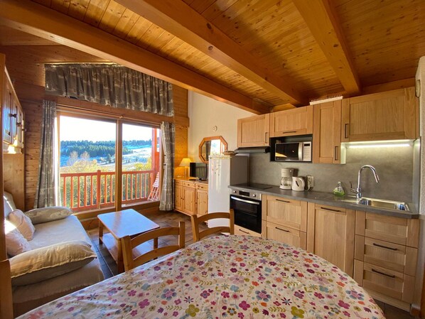 ثلاجة، ميكروويف، فرن، موقد طهي مسطح