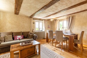 Smart TV, DVD player, books, music library