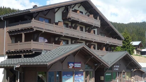 A multi-story ski resort building with balconies, a ski lift, and a sign for 'Piccolo Sports'. - Cozy apartment in Les Saisies - 4/6 pers, 38m², south, balcony (Hauteluce)