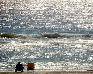 En la playa, sillas reclinables de playa