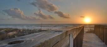 BEACHFRONT 3 BR/3.5 bath townhome, steps to the beach! Dogs OK