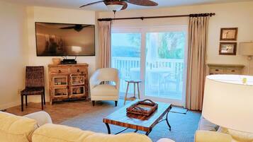 Een smart-tv en boeken