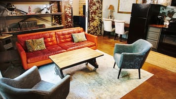 TV connectée, lecteur de DVD, livres, chaîne hi-fi