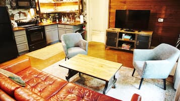 TV connectée, lecteur de DVD, livres, chaîne hi-fi