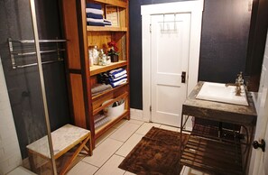 Een douche, een haardroger, handdoeken, zeep