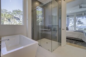 Ensemble douche/baignoire, sèche-cheveux, serviettes fournies